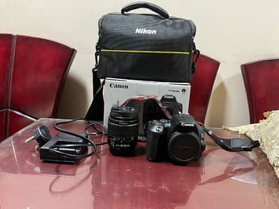 كاميرا كانون Canon 250D معاها الشنطه بتاعتها و حامل الكاميرا بتاعها