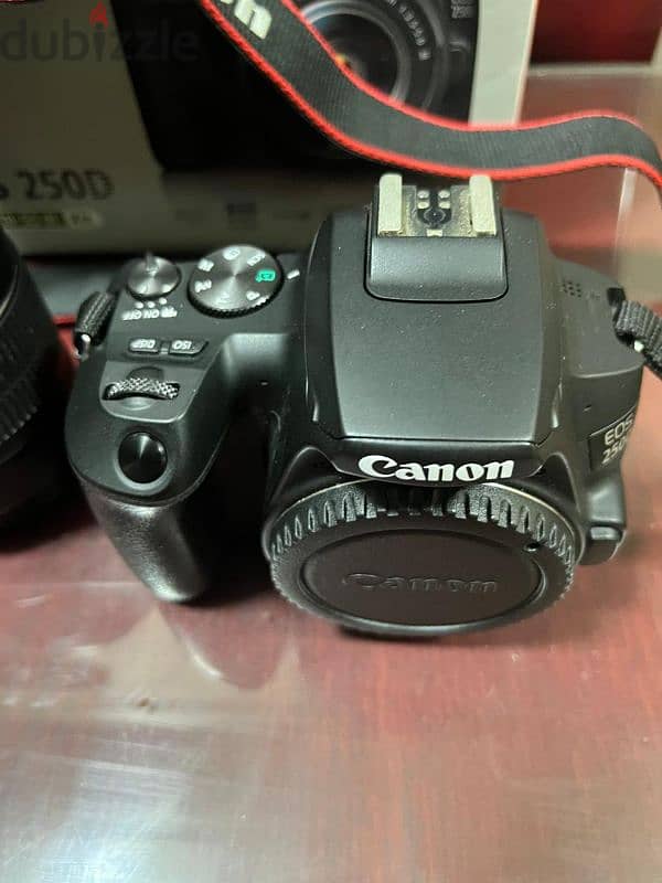 كاميرا كانون Canon 250D معاها الشنطه بتاعتها و حامل الكاميرا بتاعها 1