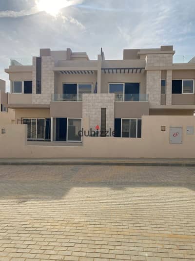 Townhouse villa for immediate delivery in 6th of October next to Al Gezira Club and Palm Hills in Tawny Hyde Park Compound