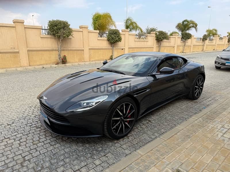 Aston Martin DB11 V12 0