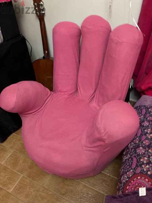 hand shaped chair-كرسي على شكل يد 1