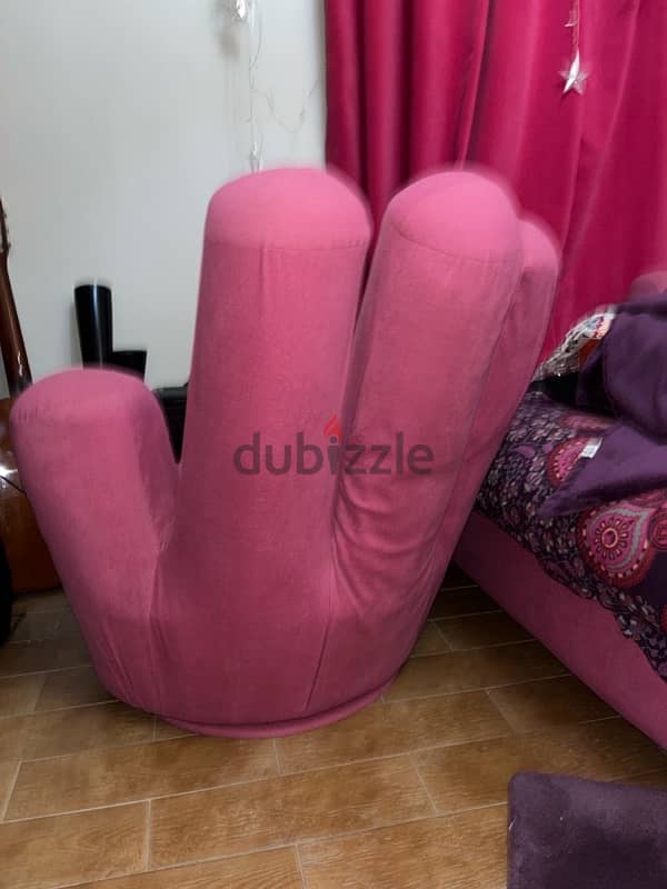 hand shaped chair-كرسي على شكل يد 2