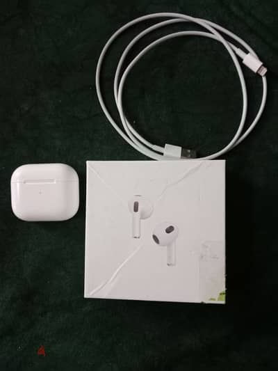 سماع airpods 3 استعمال خفيف لمدة شهر بالشاحن والعلبة