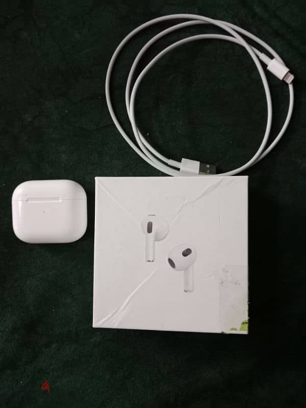 سماع airpods 3 استعمال خفيف لمدة شهر بالشاحن والعلبة 0