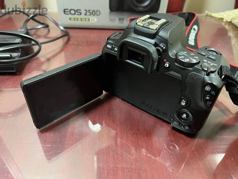 كاميرا كانون Canon 250D معاها الشنطه بتاعتها و حامل الكاميرا بتاعها 1