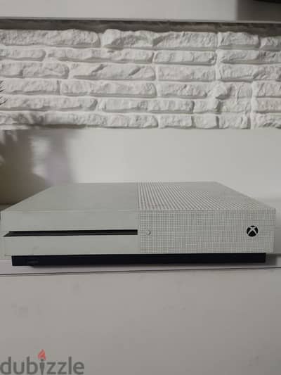 xbox one s و معاه دراع تاني و اربع اسطوانات بسعر تحفه