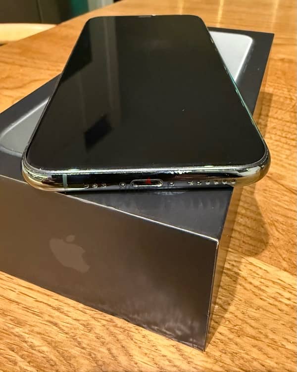 iPhone 11 Pro 256 GB - Midnight Green with Box and New Earpods 3