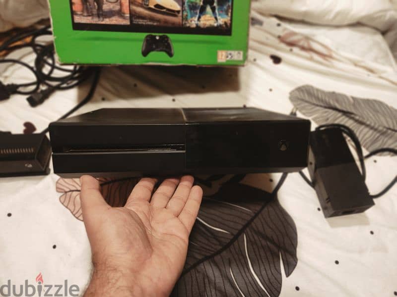 Xbox one with Kinect and controller 1