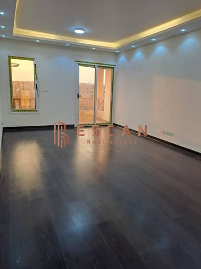 An apartment is available for sale in the fifth phase, near Abu Bakr Al-Siddiq Mosque