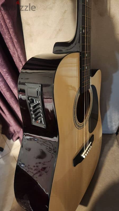 Locto Acoustic guitar with new strings with no scratches like new 2