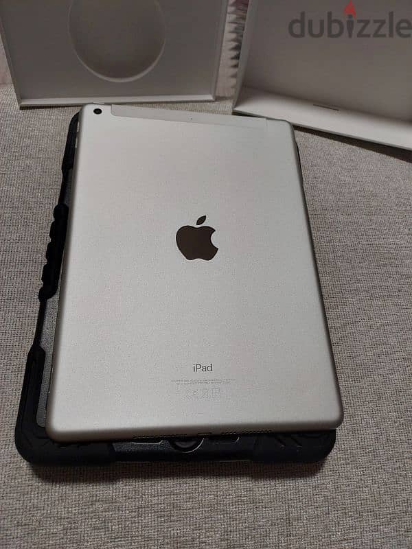 iPad 6th Generation - 32GB - WIFI + Cellular - White 2