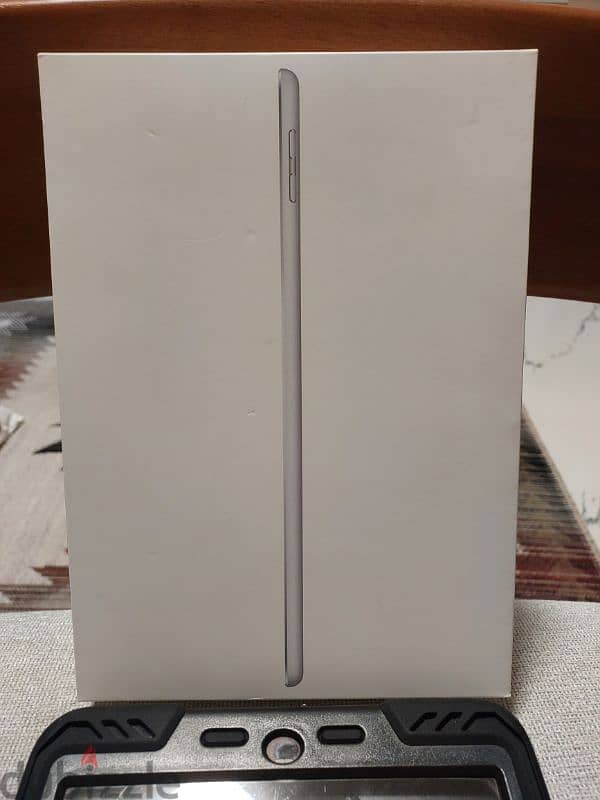 iPad 6th Generation - 32GB - WIFI + Cellular - White 3