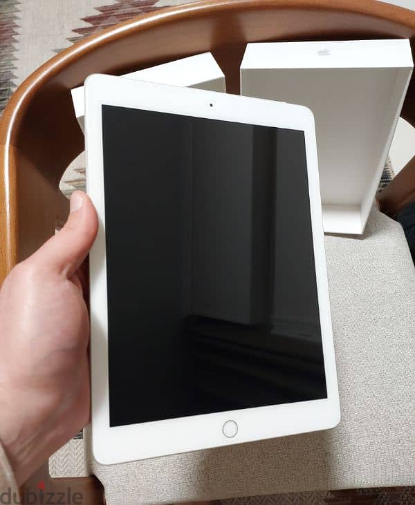 iPad 6th Generation - 32GB - WIFI + Cellular - White 4