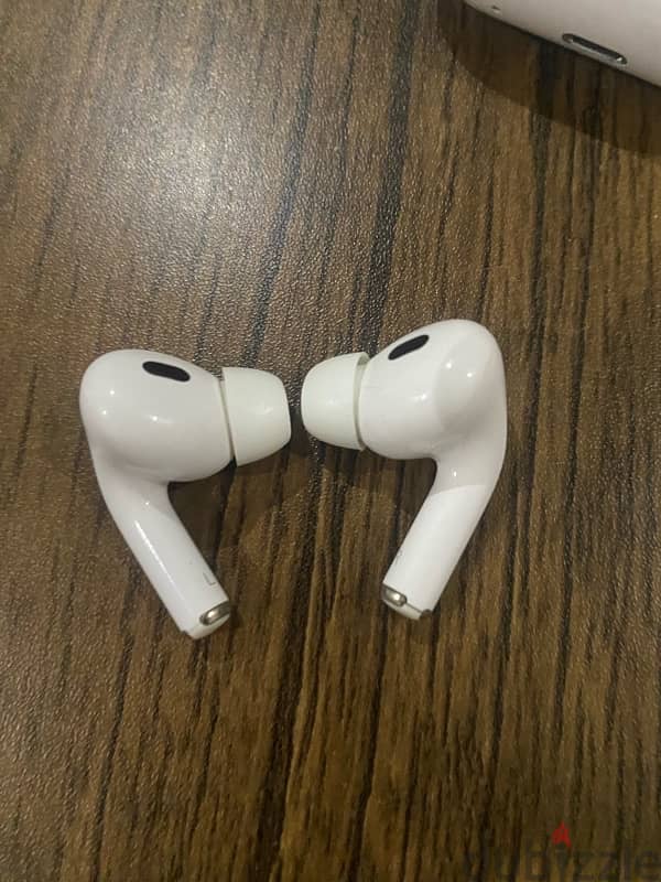 airpods pro with box (2nd generation) used like new 3