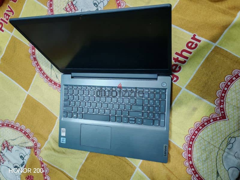 Lenovo v15 G1 8