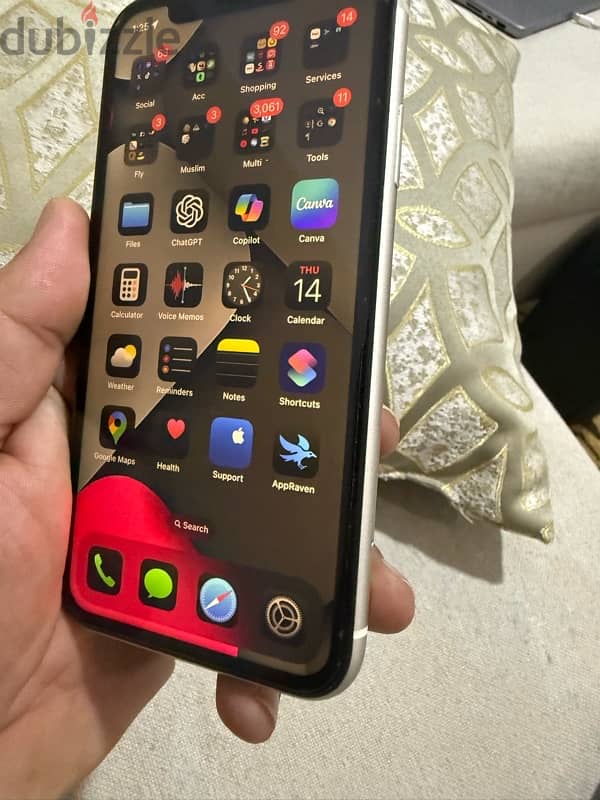 iPhone 11 بدون ختش كالجديد مغير فقط بطارية اصلية ٦٤ جيجا 4