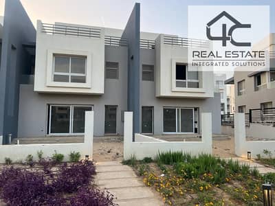 Lowest price for  town house 247m modern ready to move with lowest installments , best location in hyde park fifth settlement