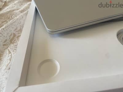 Macbook Air M2 15 Inch 512GB جديد تماما بدون ولا خدش بكل حاجته