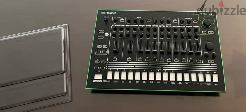 ROLAND TR8 - MINT CONDITION 1