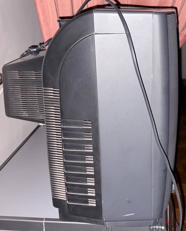 تلفزيون توشيبا (Toshiba) CRT موديل Tornado 200 بحالة ممتازة 2