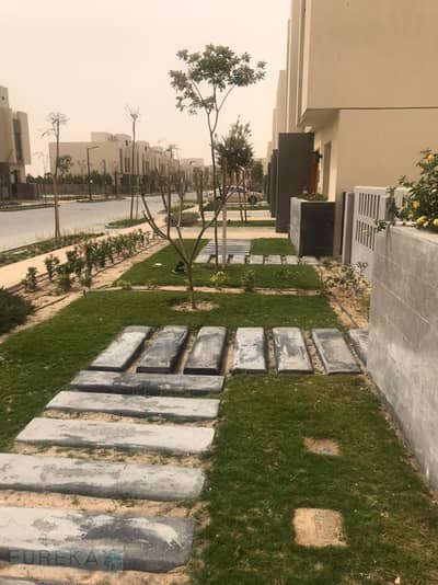 Town House corner 160 m for sale in Al Burouj