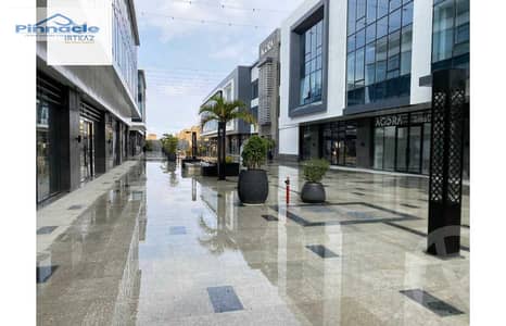 محل للبيع في agora mall - golden square  موقع مميز استلام فوري