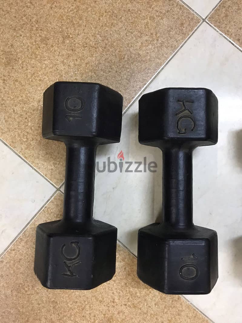 دمبل dumbell اتنين في 5 كيلو و اتنين في 10 كيلو إستعمال خفيف جداً 1