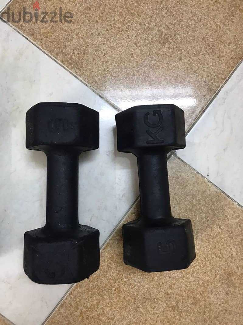 دمبل dumbell اتنين في 5 كيلو و اتنين في 10 كيلو إستعمال خفيف جداً 2