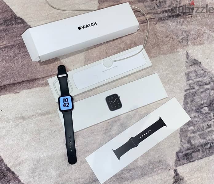 Apple watch SE 44mm space grey - ساعة ابل اس اي ٤٤مم رمادي غامق 1