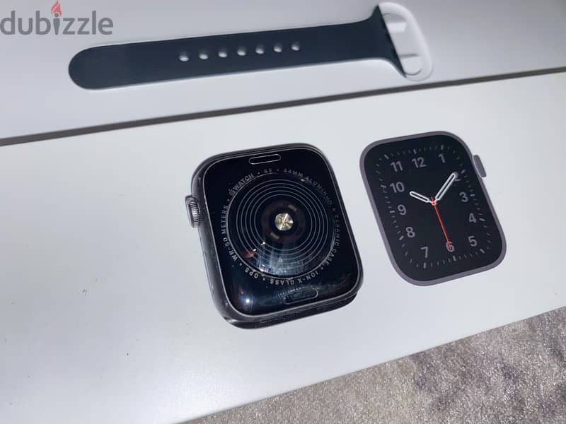 Apple watch SE 44mm space grey - ساعة ابل اس اي ٤٤مم رمادي غامق 2