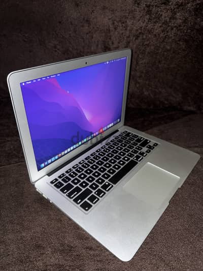 MacBook Air 2017 with box very new