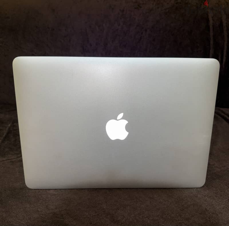 MacBook Air 2017 with box very new 1