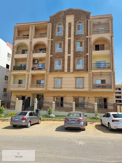 Near the North 90th Street - the second street from the North 90th Street on the facade overlooking a mosque and a garden - on the highest plateau in