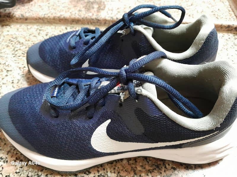 ٢ كوتشى Nike اصلى حريمى جيد للجرى و مريح للمشى و ماركة و السعر مفاجأه 2