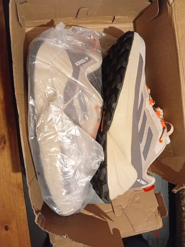 brand *New* adidas 43 with box 1