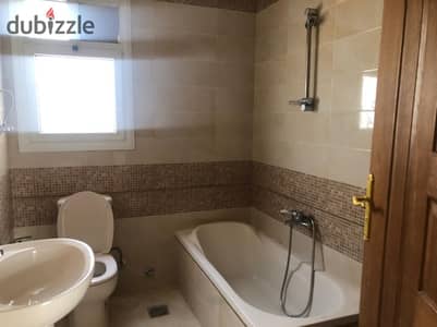 Appartement à louer, nouvelle loi, à Madinaty, Phase 7, Bâtiment B7, superficie 82 mètres carrés, 2 chambres, 1 salle de bain, vue jardin, troisième é