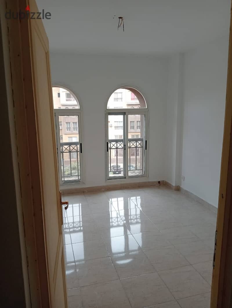 For rent in Madinaty, Ali Wide Garden, an apartment of 141 square meters in B1, a distinguished location, a clear sea view, steps away from services 0