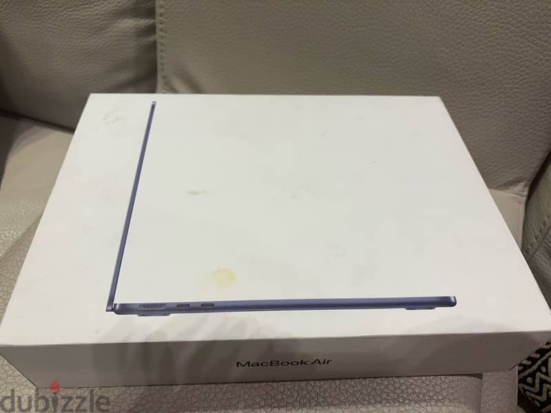 MacBook Air 13-inch M3 Chip with 8-Core CPU 8-Core GPU sealed متبرشم 0