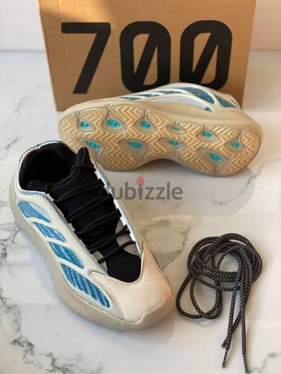 حذاء اديداس ايزي ٧٠٠ shoes adidas yezzy 700 اورجينال