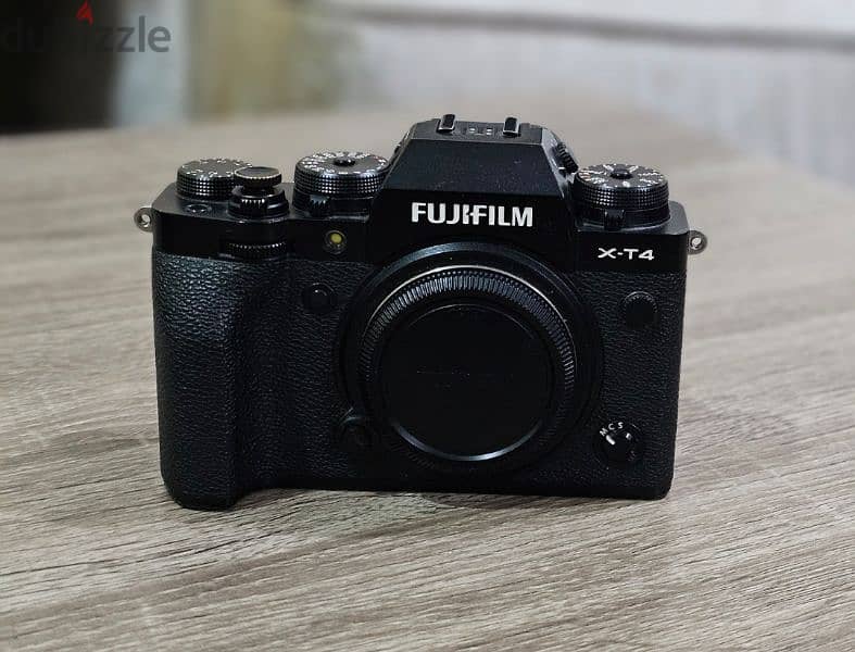 camera fujifilm xt4 with 2 original batteries xt4 كاميرا فوجي 1