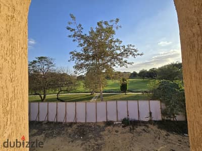 Villa à vendre à Madinaty, modèle C, semi-finie, moins que le prix de l'offre d'environ 10 millions de livres, large vue sur le jardin, prix avantageu