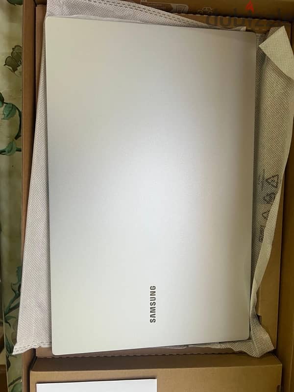 NEW Samsung Galaxy Book 4 1