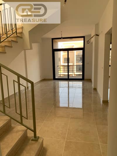 Penthouse for rent in Fifth Square with Kitchen & Acs