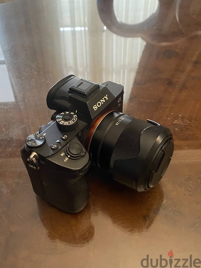 Sony A7II + lense sony 28mm F2 + two batteries + large Camera bag 1