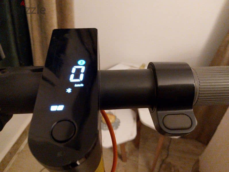 An electric scooter going 20k/m and a 25K battery range 1