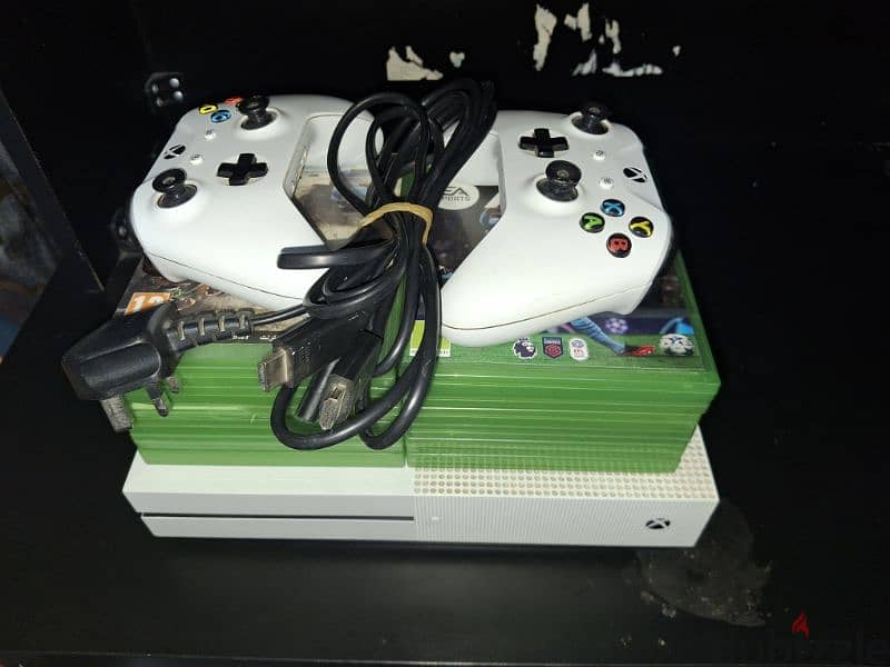 Xbox one s with two good controllers and 12 disk game 0