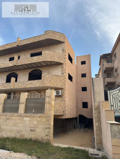 For Sale – 300 sqm Apartment in Al-Seyahiya 1   Location: Al-Seyahiya 1, 6th of October   Details:  Area: 300 sqm Floor: Second Rooms: 5 Bedrooms