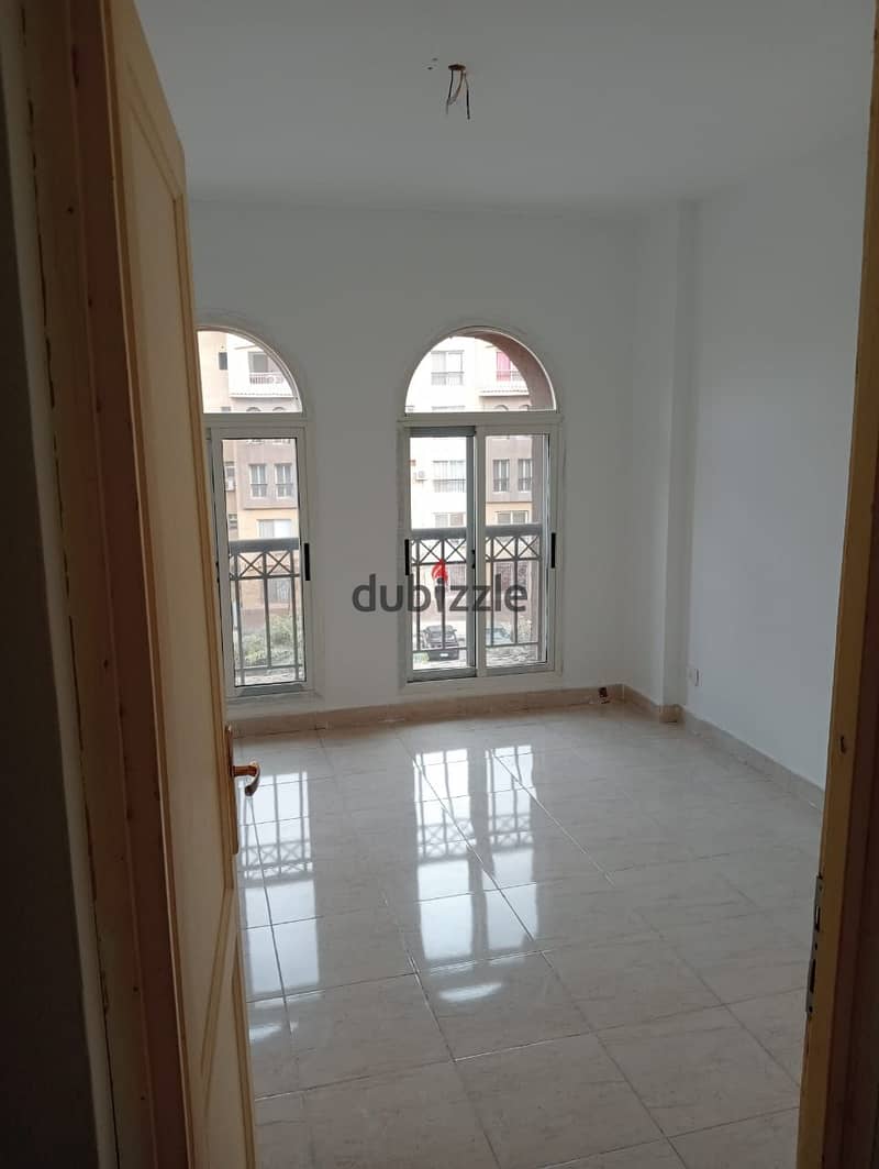 For rent in Madinaty, Ali Wide Garden, an apartment of 140 square meters in B1, at a great price and location, wide steps away from services and the c 0