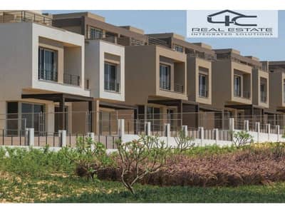 Villa Townhouse middle for sale Palm Hills new cairo READY TO MOVE  installment  at bargain price view landscape in the best location in 5th statement