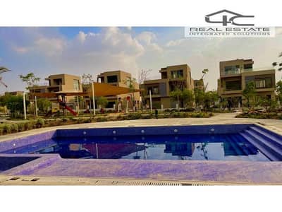 Villa townhouse  corner 4toilet for  sale  in palm hills  new cairo bargain price with installment on landscape  in the best location in 5th statement